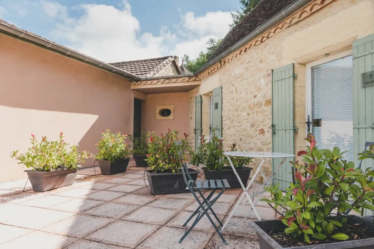 Photo d'une terrasse de l'hôtel 3 étoiles Côté Rivage en Dordogne